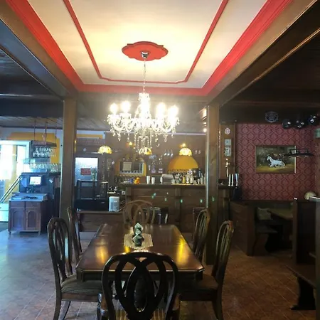 Holmes Cafe & Bed & Breakfast *