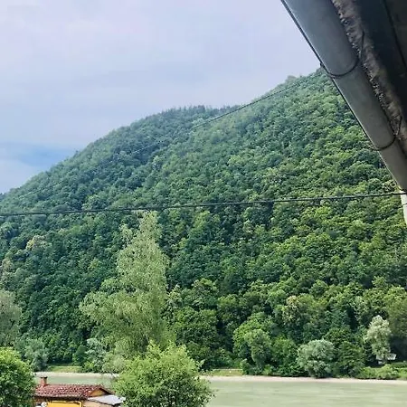 Holmes Cafe & לינה וארוחת בוקר *