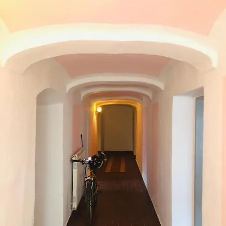 לינה וארוחת בוקר Holmes Cafe &