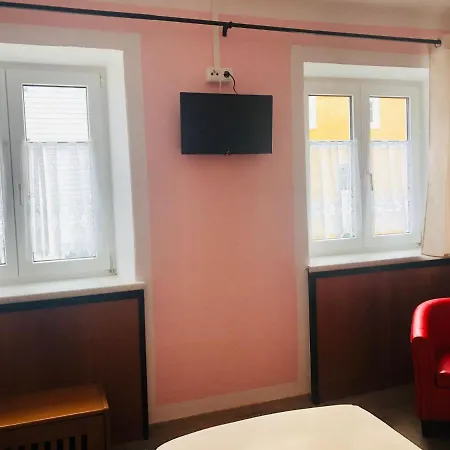 לינה וארוחת בוקר Holmes Cafe & אנגלהרטצל