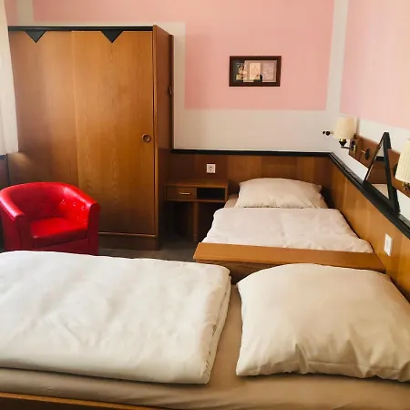 לינה וארוחת בוקר Holmes Cafe &